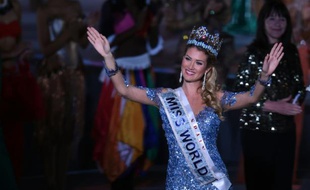 La mannequin espagnole Mireia Lalaguna couronnée Miss Monde le 19 décembre 2015 au cours de la 65e édition du concours de beauté, organisé à Sanya (sud de la Chine)