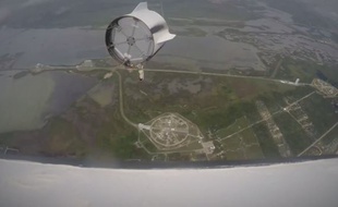 Test du système d'éjection du vaisseau spatial V-2 de SpaceX, filmé de l'intérieur.