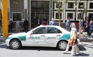 Un véhicule de la police stationné dans la ville de Téhéran.