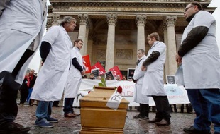Les opposants à la fermeture des urgences de l'Hôtel-Dieu, prévue ce lundi, ne désarment pas et ont lancé un appel aux responsables politiques pour sauver ce service, où les pompiers ont transporté leur dernier patient.