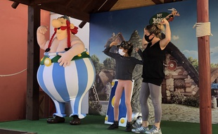 Seul Obélix n'est pas masqué lors de la réouverture du parc Astérix après deux mois et demi de confinement.
