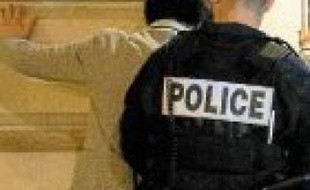 La police effectue un contrôle d'identité avec immobilisation.