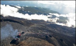 Les Réunionnais attendaient samedi sans inquiétude excessive, mais avec une certaine appréhension, le passage au plus près de l'île, dans la nuit de samedi à dimanche, du cyclone tropical Gamède, qualifié de "menace cyclonique la plus sérieuse depuis trois ans", par Météo-France.