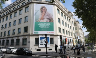 Un portrait géant de Sophie Pétronin affiché en plein cœur de Paris, le 10 juillet 2019.