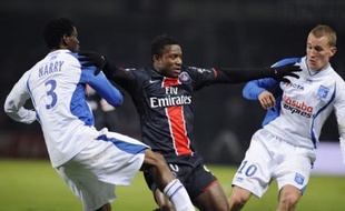 Double raffût de la part de Stéphane Sessegnon qui reste malgré tout un joueur de football, victorieux avec le PSG sur la pelouse d'Auxerre, samedi 13 décembre 2008.