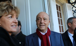 Le 27 novembre 2016, Alain Juppé et sa femme Isabelle devant le bureau de vote de Bordeaux Caudéran pour le deuxième tour de la primaire de la droite et du centre
