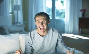 Un supporter devant sa télévision. Illustration.