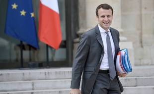 Le ministre de l'Economie Emmanuel Macron à la sortie du Conseil des Ministres le 6 juillet 2016 à l'Elysée à Paris