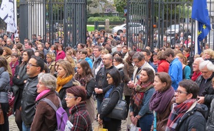 Minute de silence à la mairie de Nantes lundi 16 novembre 2015.