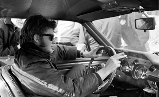 Johnny Hallyday lors du rallye de Monte-Carlo, en 1967, au volant d'une Ford Mustang.