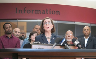 Lors d'une conférence de presse, Kate Brown a expliqué qu'un homme avait tué deux personnes alors qu'ils s'interposaient lors d'une agression islamophobe à Portland.