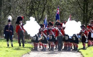 Des figurants rejouent Waterloo.