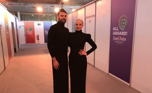 Jean-Karl Lucas et Emilie Satt, le duo Madame Monsieur, dans les coulisses de l'Eurovision à Lisbonne, le 6 mai 2018.