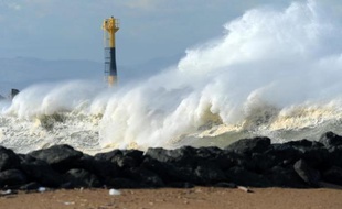 En hiver, la plage d'Anglet battue par les vagues, le 6 février 2014