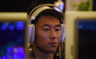 Un homme dans un cybercafé à Pékin en juin 2017.