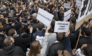 Le 5 novembre 2016, les salariés d'iTélé en grève se sont réunis devant le siège de la chaîne, à Boulogne. ROMUALD MEIGNEUX/SIPA