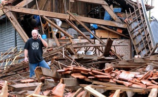 Des corps de ferme éventrés, des toitures dévastées: une "mini-tornade" survenue dimanche soir a causé l'émoi dans la commune de Bailleul (Nord) où, heureusement, seules deux personnes ont été légèrement blessées.