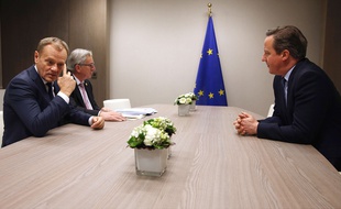 Donald Tusk et Jean-Claude Juncker s'entretiennent avec David Cameron à Bruxelles, le 19 février 2016.