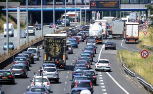 Pour le patron de Vinci Autoroutes, "il est temps d'arrêter les fantasmes" sur les finances des sociétés autoroutières.