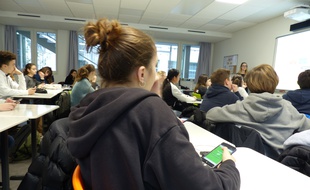 Une élève de l'école Massillon à Paris lors d'un atelier .