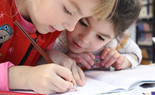 Des élèves travaillent à un exercice rédactionnel l'école.