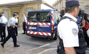 L'homme qui a avoué avoir tué deux gendarmes dimanche dans le Var, qualifié d'"incontrôlable" par son propre frère, devait être mis en examen mardi soir à Toulon, ainsi que sa compagne, poursuivie pour "complicité et dissimulation de preuves".