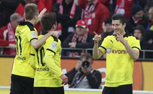 Dortmund, qui reçoit mardi Dusseldorf (14e) en ouverture de la 14e journée du Championnat, a l'occasion de mettre la pression sur le Bayern Munich, le leader tranquille en visite à Fribourg mercredi, avant le choc entre les deux ténors le 1er décembre en Bavière.