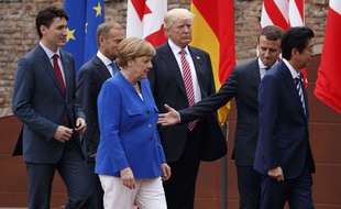 Justin Trudeau, Jean-Claude Junker, Angela Merkel, Donald Trump, Emmanuel Macron, Shinzo Abe au sommet du G7 à Taormina en Italie, le 26 mai 2017.