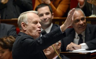 Le Premier ministre Jean-Marc Ayrault a justifié jeudi sa présence à Singapour au moment où François Hollande est à Bruxelles et renvoyé l'opposition, qui avait dénoncé une vacance du pouvoir en France, à son "petit jeu dérisoire et minable".