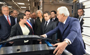 Le PDG de Plastic Omnium Laurent Burell (d) aux côtés de Nicolas Sarkozy, alors président de la République, lors d'une visite de son usine de Sainte-Julie, dans l'Aveyron, le 26 février 2009