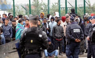 Des migrants évacués par la police le 28 mai 2014 à Calais