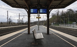 Une gare SNCF vide à Saint Germain au Mont d'Or, le 9 décembre 2019.