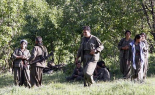 Les rebelles du Parti des travailleurs du Kurdistan (PKK) ont amorcé leur retrait de Turquie vers le nord de l'Irak, une opération qui s'inscrit dans le cadre d'un processus de paix pour mettre fin à près de 30 ans de conflit sanglant mais qui s'annonce délicate.