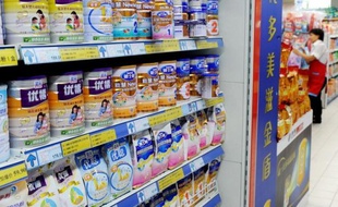 Le producteur chinois de produits infantiles Synutra va investir 100 millions d'euros avec le groupement français de producteurs laitiers Sodiaal pour créer en Bretagne une usine de séchage de lait et de lactosérum pour la Chine, a-t-on appris mardi auprès de Sodiaal.