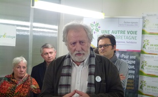 La tête de liste EELV René Louail dans son QG à Rennes ce lundi après-midi.