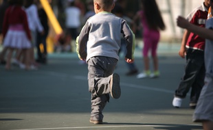 Premier de rentree scolaire dans une ecole maternelle de Toulouse
sortie de salle de classe.cour de recreation jeux jouets