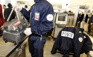 Un homme a été interpellé vendredi par les enquêteurs de la police judiciaire parisienne à l'aéroport de Roissy-Charles-de-Gaulle avec un peu plus de 3kg de cocaïne dans ses valises, a-t-on appris lundi de source proche de l'enquête.