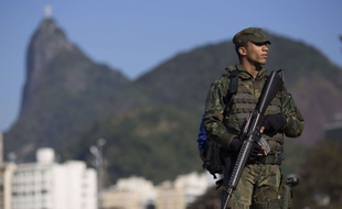 Un soldat brésilien à Rio le 24 juillet 2016.