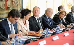 Jean-Marc Ayrault reçoit les partenaires sociaux avec plusieurs de ses ministres le 5 juin 2012 à Matignon.