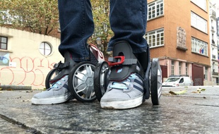 Les RocketSkates peuvent rouler une quinzaine de kilomètres à la vitesse de 20km/h maximum.