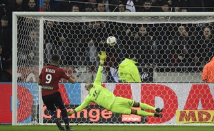Yassine Benzia a su tromper son ancien coéquipier Anthony Lopes à deux reprises ce samedi, comme ici sur penalty.