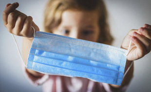 Le port du masque pourrait entraver le développement des enfants.