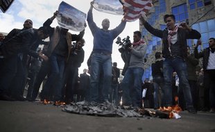 Des manifestants palestiniens scandent des slogans haineux tandis qu'un jeune brûle un drapeau américain après que Donald Trump a décidé de reconnaître Jérusalem comme capitale d'Israël. Le Conseil français du culte musulman, s'inquiète que cette décision ravive les tensions entre juifs et musulmans, même en France.