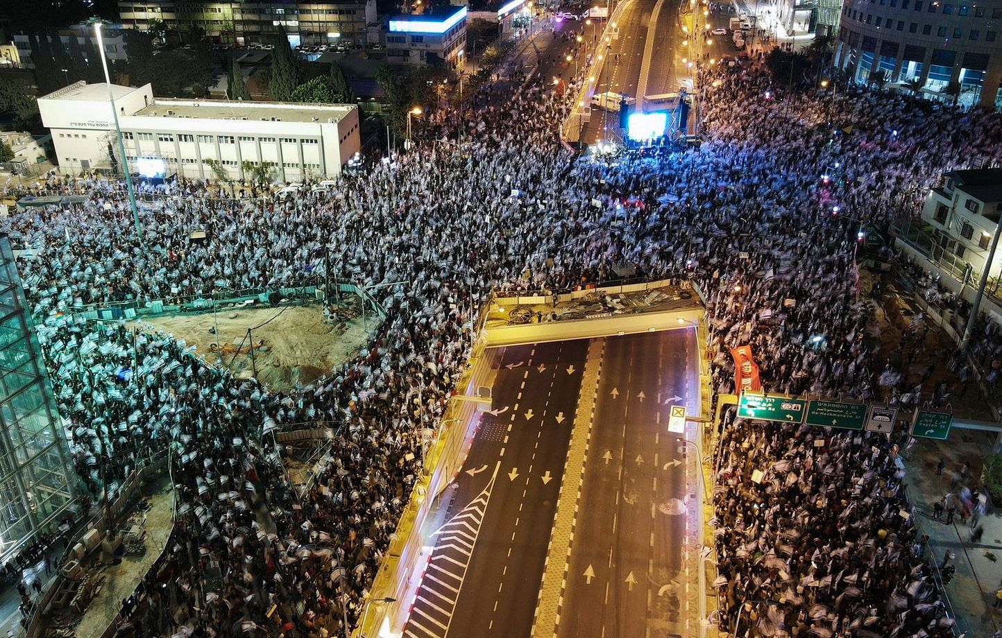 Une vue aérienne de la manifestation à Tel Aviv contre la réforme judiciaire, le 11 mars 2023.