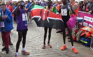 Les Kényans ont signé un nouveau triplé au marathon de Toulouse Métropole, remporté par Matthew Sang Kibiwott (à droite).