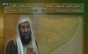 Le chef d'Al-Qaïda, Oussama ben Laden, a appelé les radicaux islamistes en Somalie à renverser et à combattre le président Sharif Cheikh Ahmed, un islamiste modéré élu fin janvier à la tête de ce pays en guerre, dans un nouvel enregistrement sonore mis en ligne jeudi.