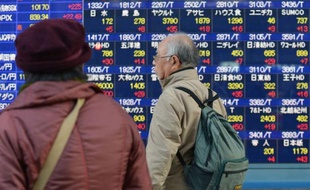 La banque centrale du Japon (BoJ) a décidé jeudi d'ouvrir plus grand les vannes monétaires et de réfléchir à une révision de son objectif d'inflation, répondant ainsi nolens volens aux attentes du prochain Premier ministre de droite, Shinzo Abe, chantre de la planche à billets.