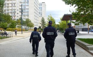 Illustration de policiers en patrouille sur la dalle Kennedy dans le quartier de Villejean à Rennes.