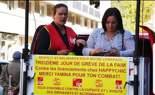 Yamina Azzi, déléguée syndical CGT en grève de la faim devant le siège d'Happychic, à Roubaix (à gauche) et Farida Kheelifi, secrétaire de la CGT Roubaix et environs.