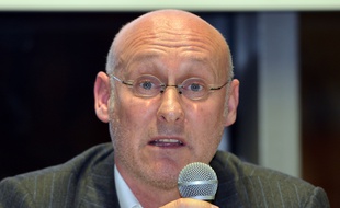 Bernard Laporte, candidat à la présidence de la Fédération française de rugby, lors d'une réunion à Vienne, dans l'Isère, le 2 février 2016.